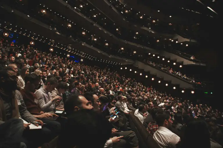 theater audience 1758907036