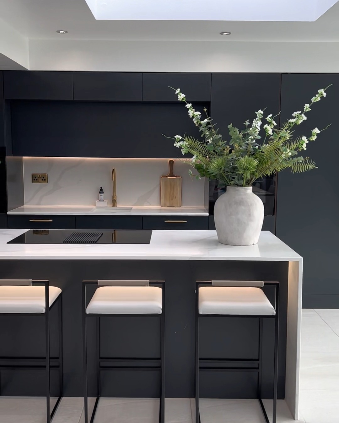 black and white apartment decor