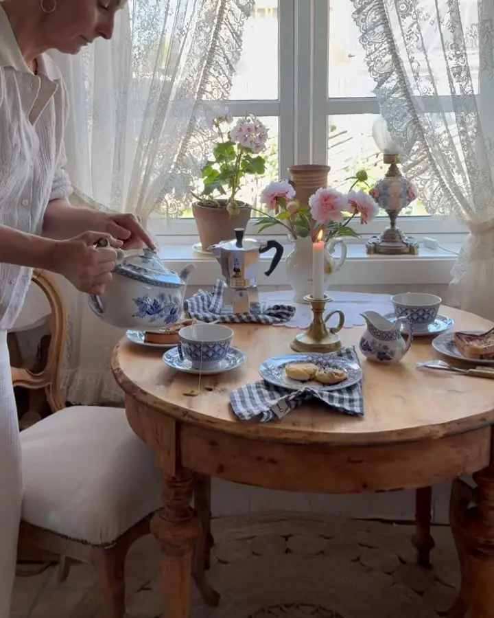 cozy cottage dining room