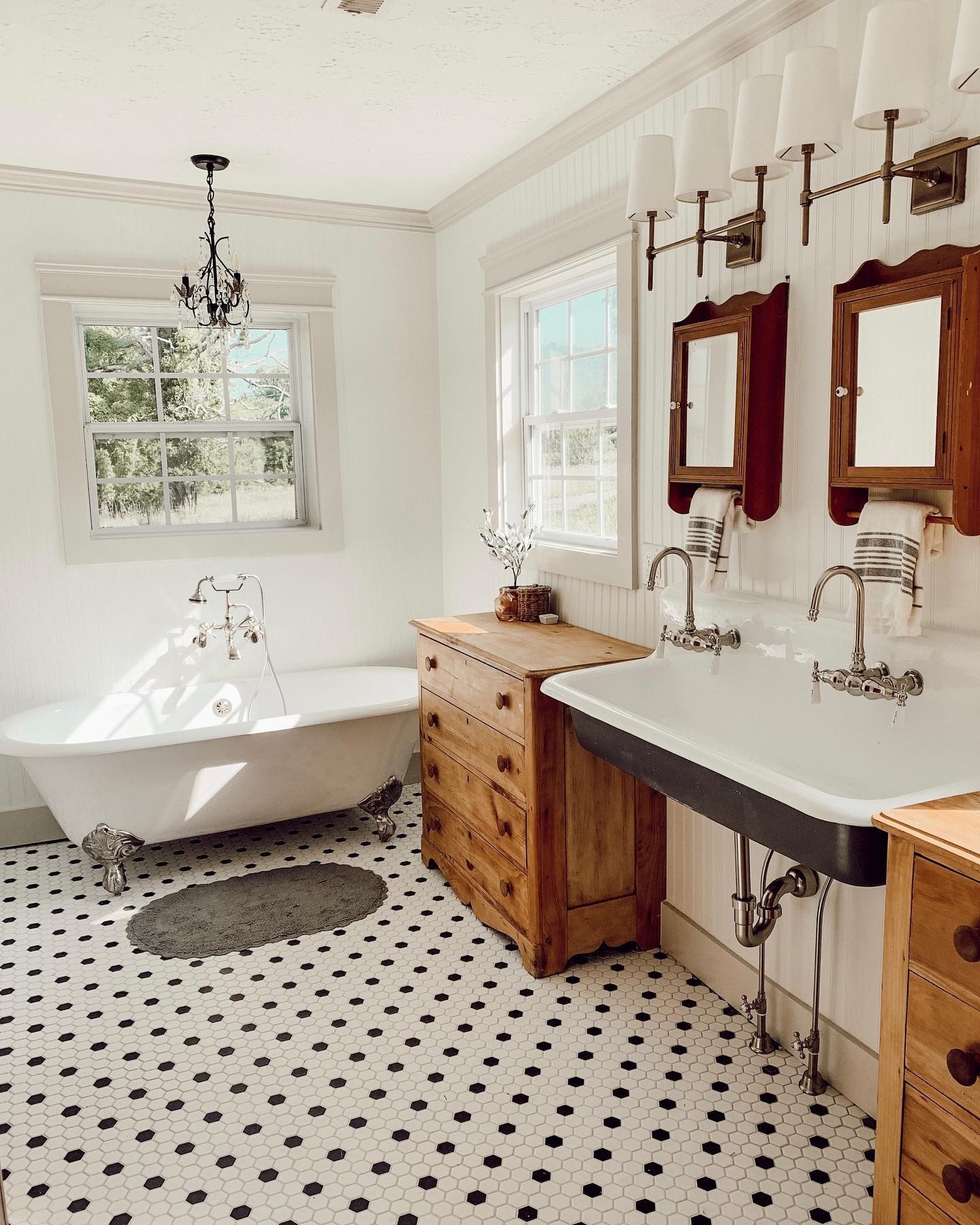 18 Stunning Clawfoot Tub Bathroom Ideas (With 18 Gorgeous Images To Inspire Your Next Makeover) 2 clawfoot tub bathroom