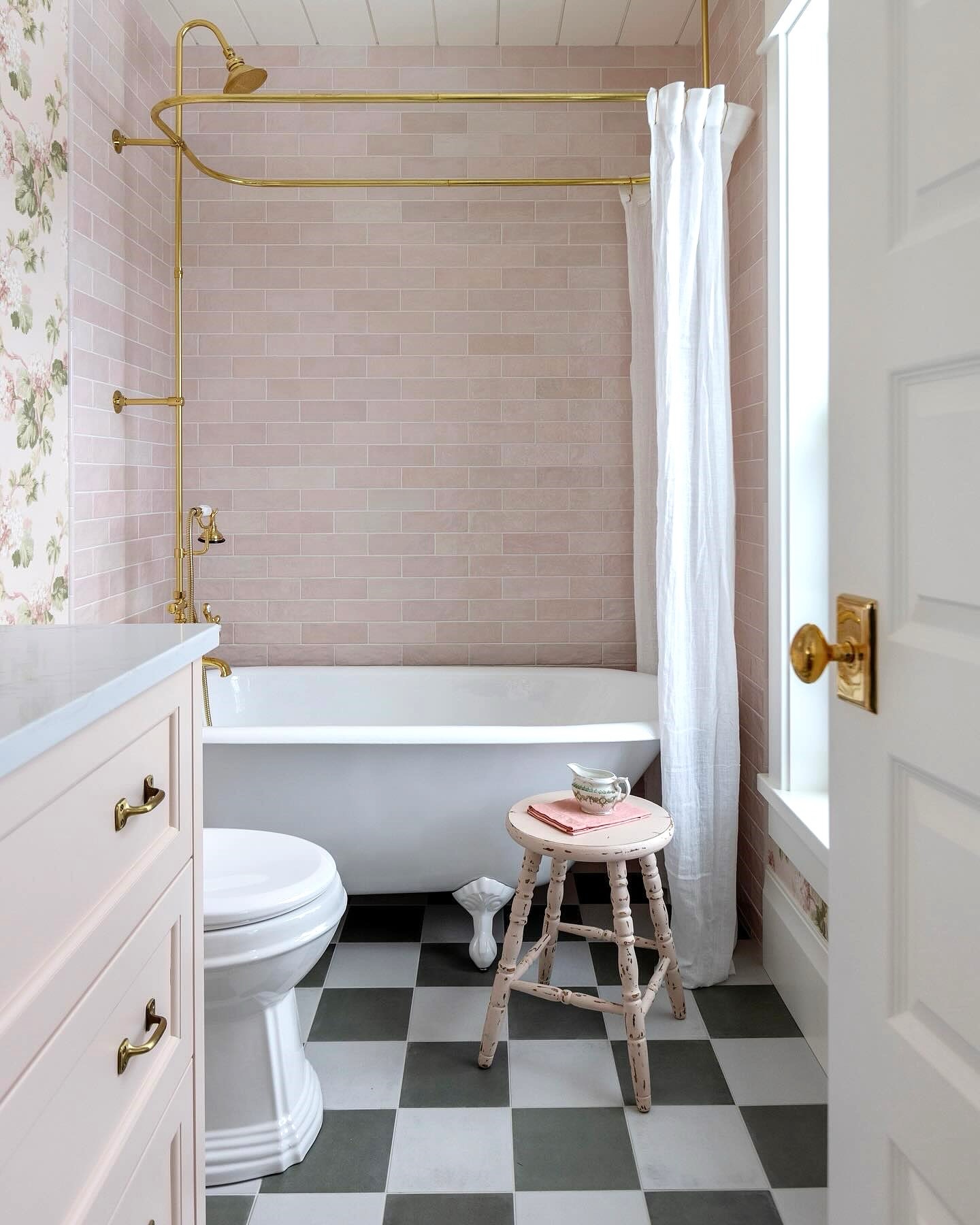 18 Stunning Clawfoot Tub Bathroom Ideas (With 18 Gorgeous Images To Inspire Your Next Makeover) 14 clawfoot tub bathroom