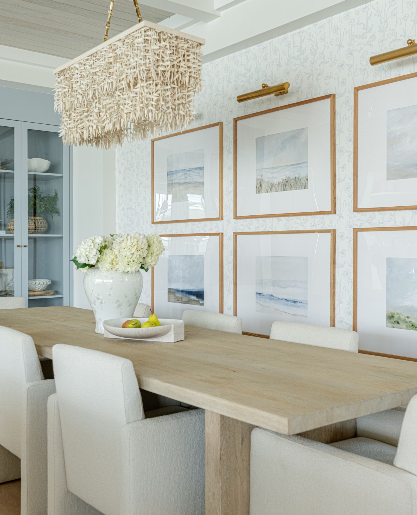 beach style dining room