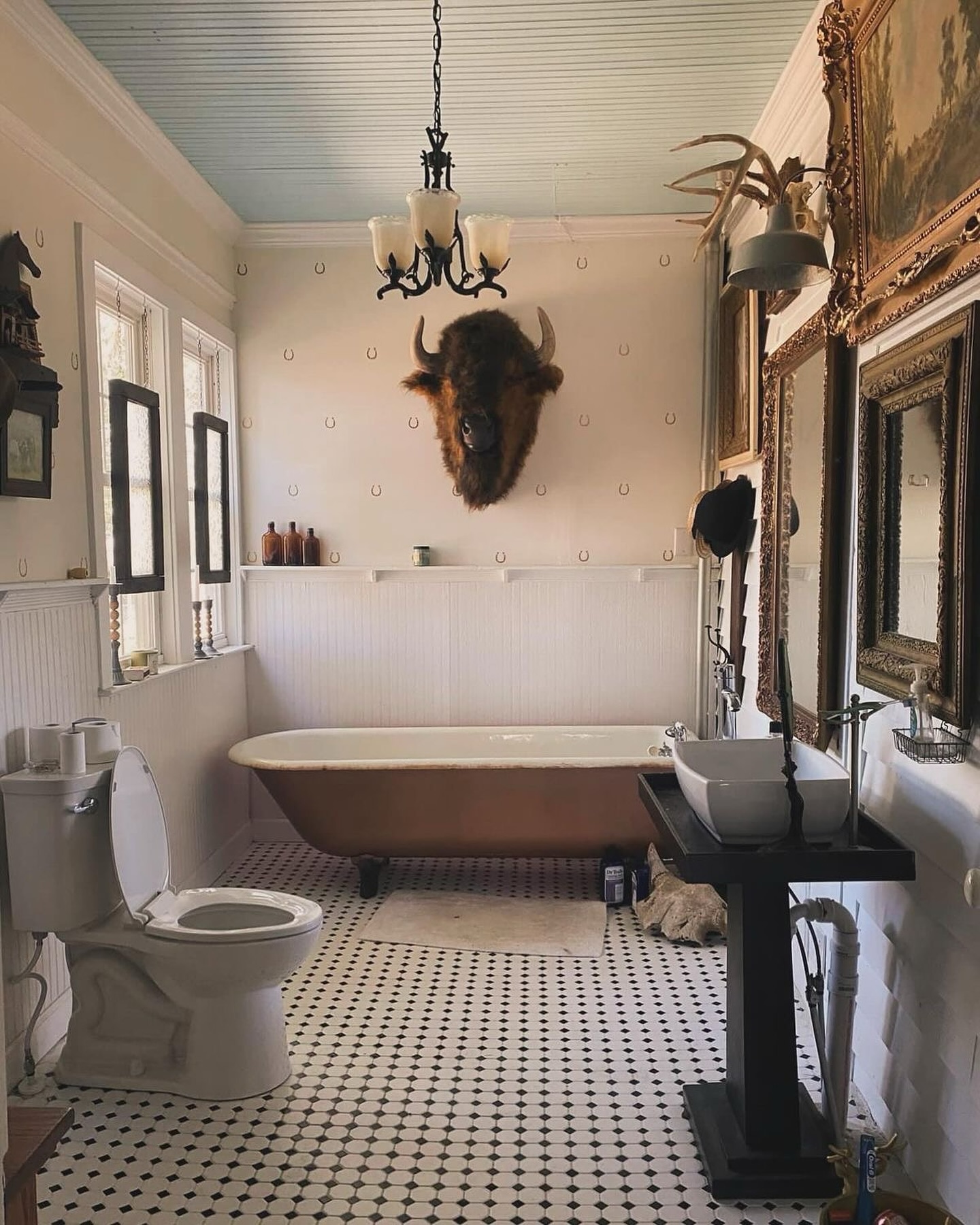 18 Stunning Clawfoot Tub Bathroom Ideas (With 18 Gorgeous Images To Inspire Your Next Makeover) 4 clawfoot tub bathroom