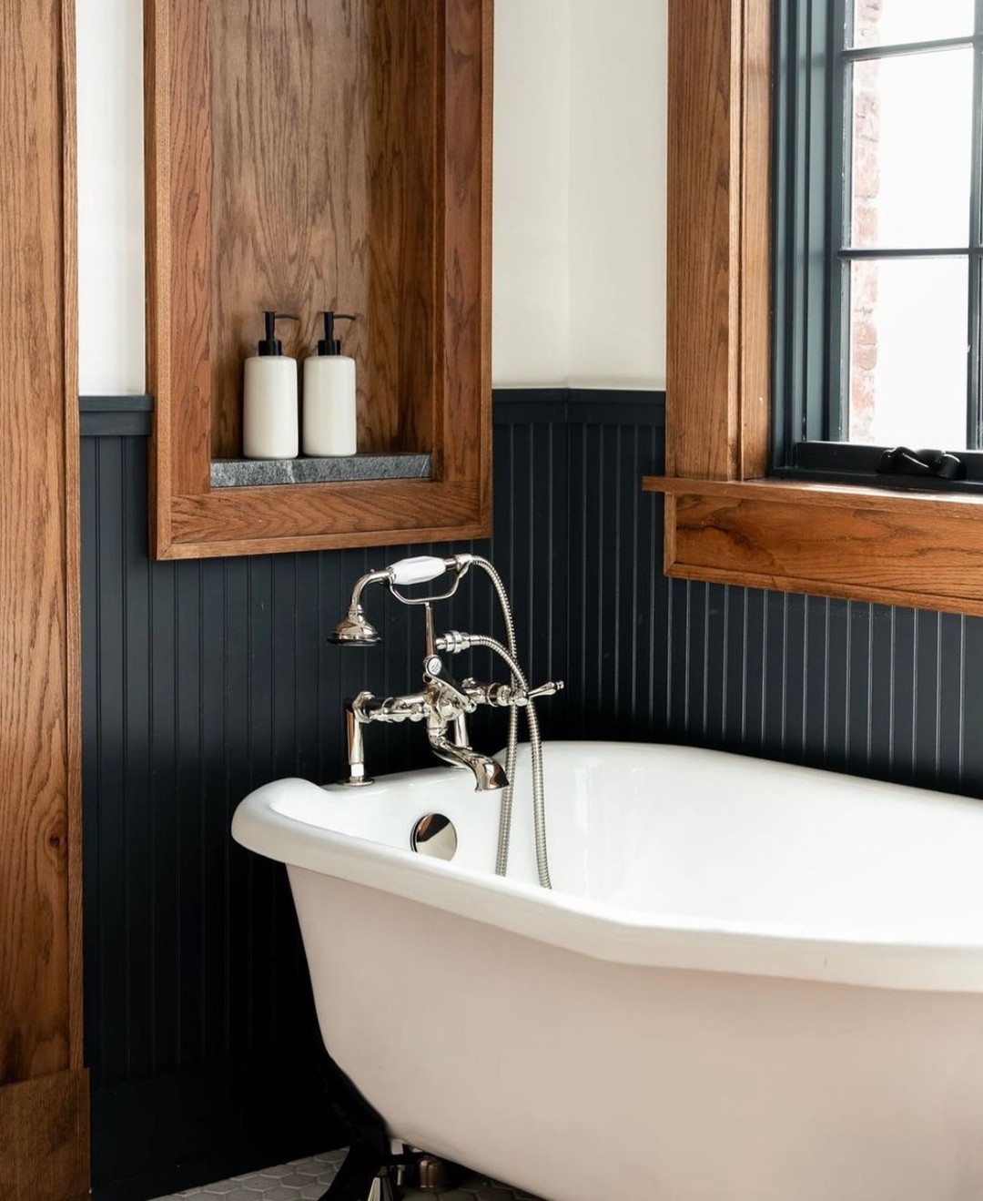 18 Stunning Clawfoot Tub Bathroom Ideas (With 18 Gorgeous Images To Inspire Your Next Makeover) 13 clawfoot tub bathroom