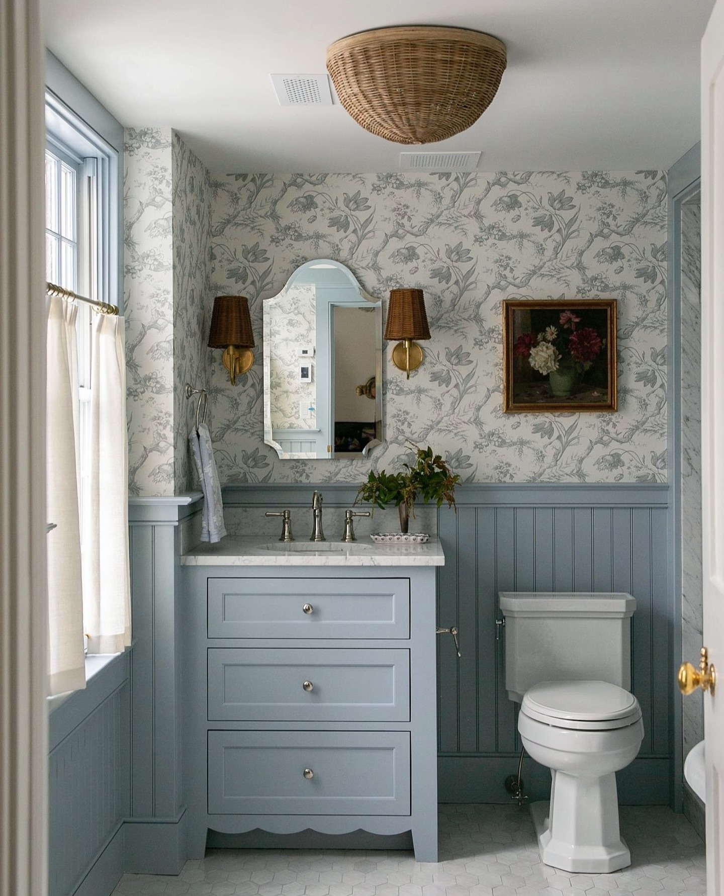 blue bathroom decor