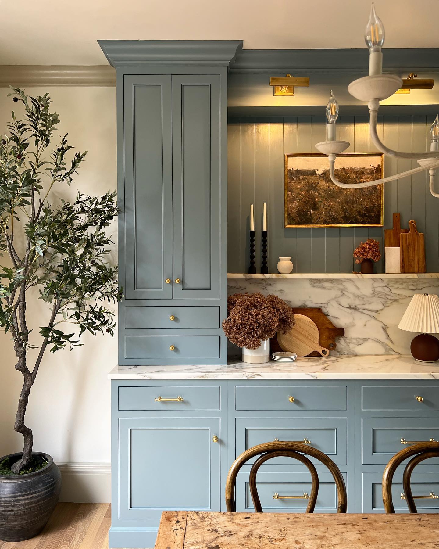 30 Stunning Dining Room Hutch Styling Ideas To Transform Your Space 8 dining room hutch styling
