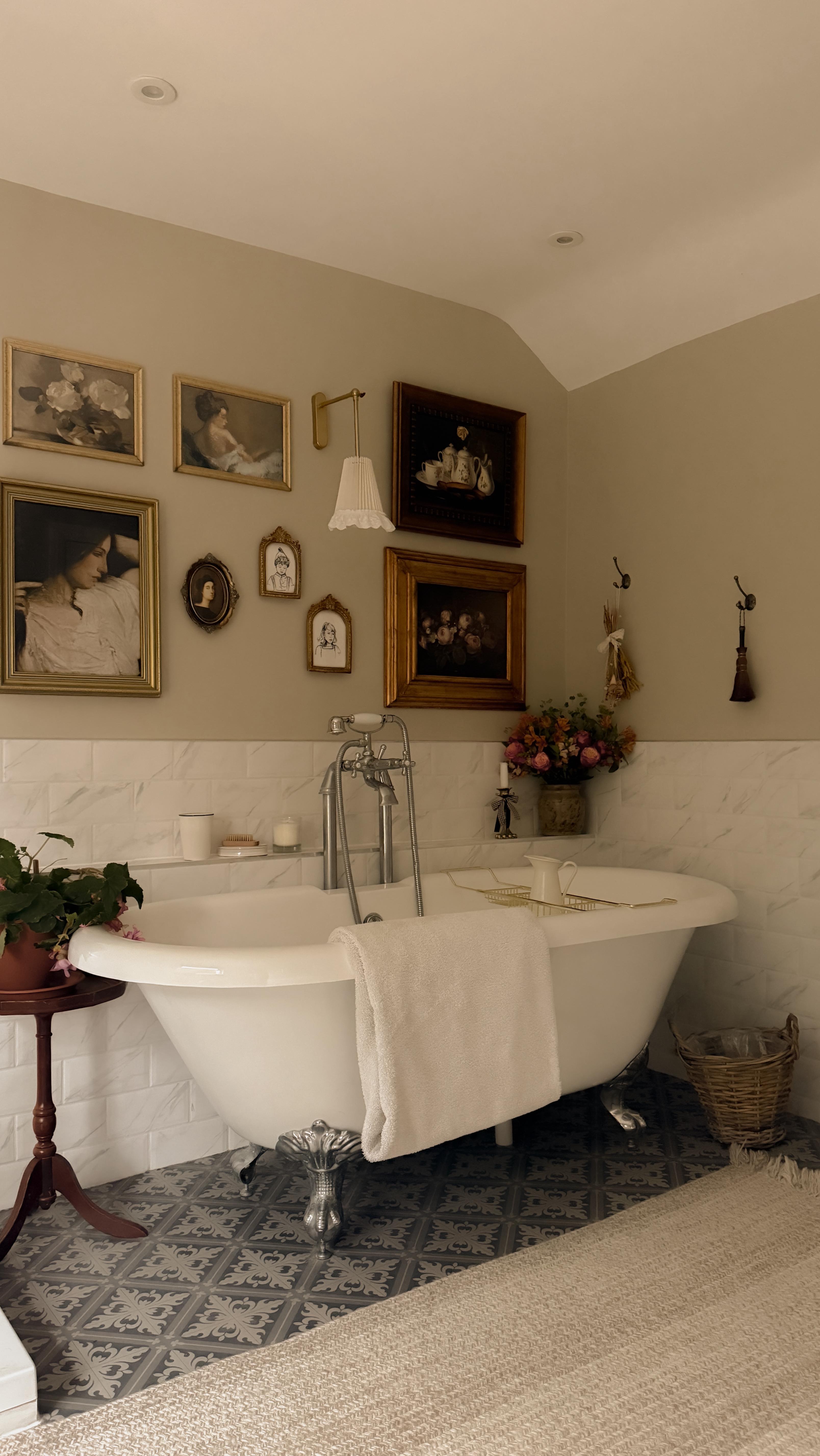 vintage bathroom decor