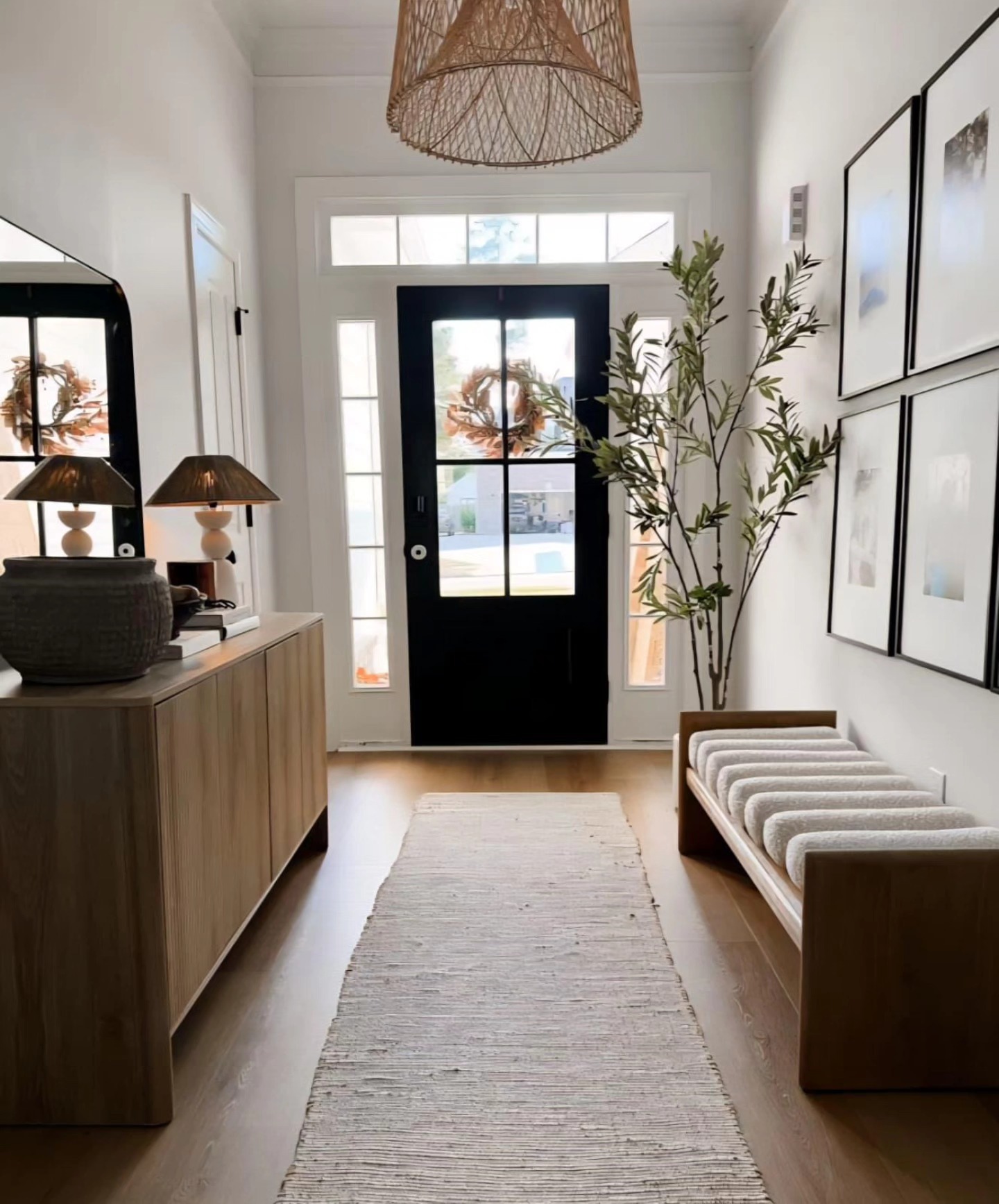 24 Hallway Apartment Decor Ideas To Copy Now (With 24 Inspiring Images) 6 hallway apartment decor