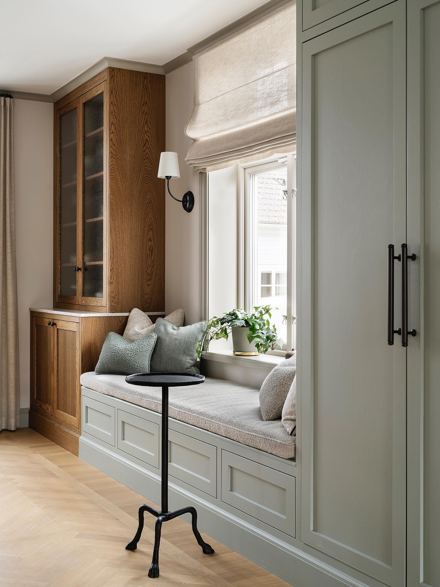 built in dining bench