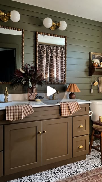 vintage bathroom decor