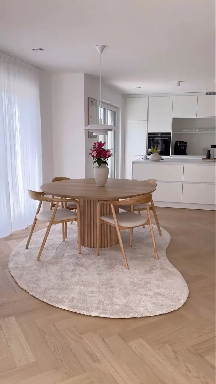 round dining table decor