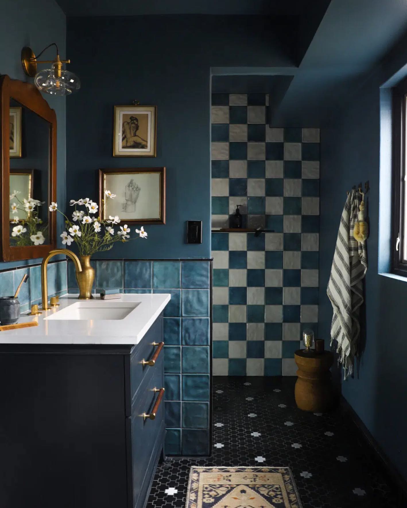 blue bathroom decor