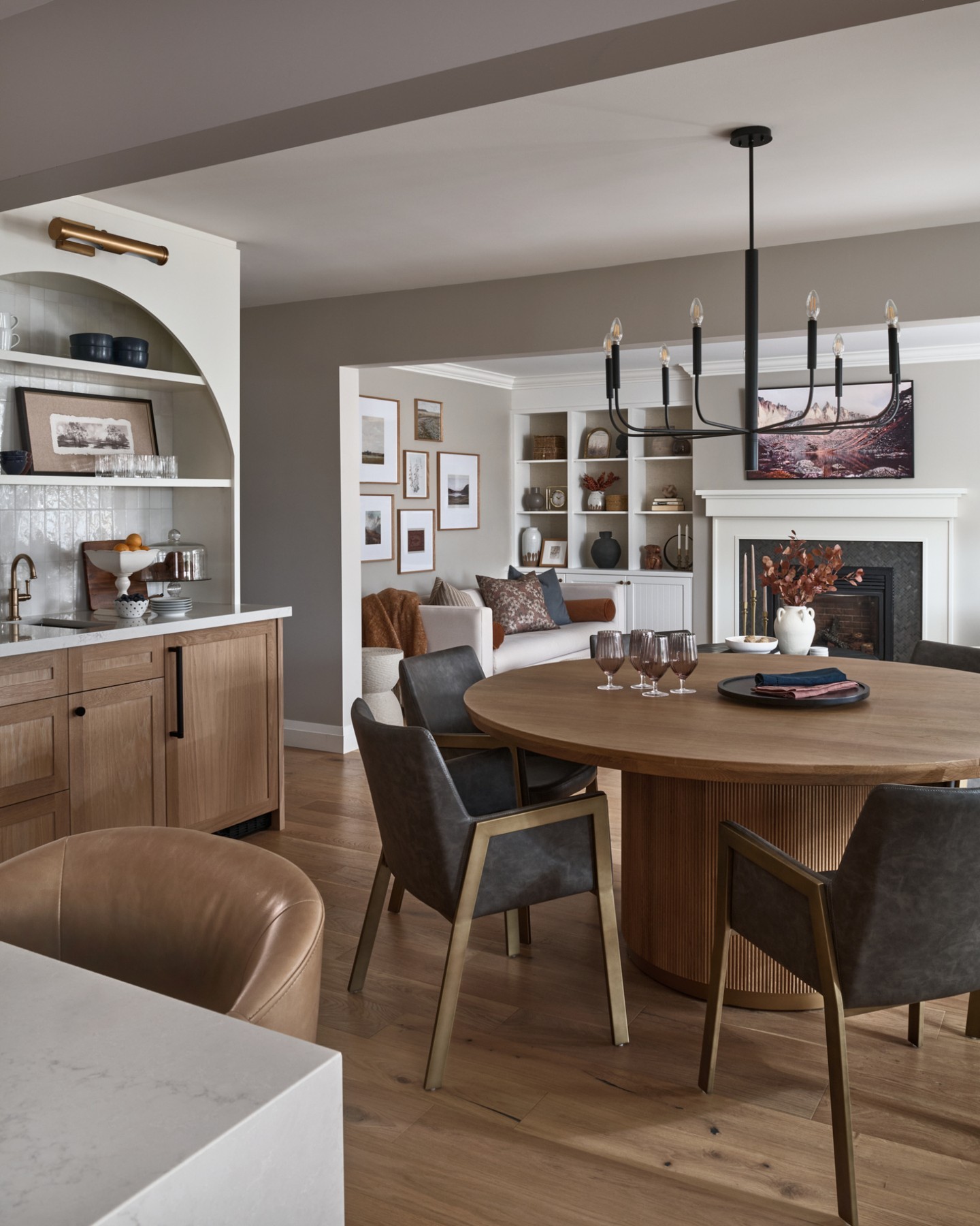 round dining table decor