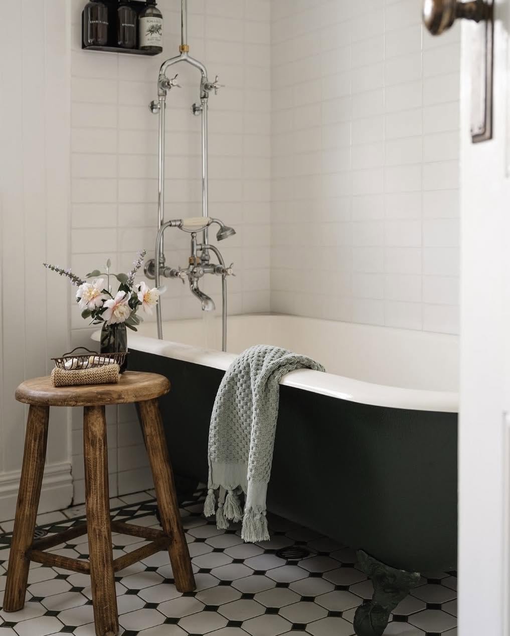 18 Stunning Clawfoot Tub Bathroom Ideas (With 18 Gorgeous Images To Inspire Your Next Makeover) 5 clawfoot tub bathroom