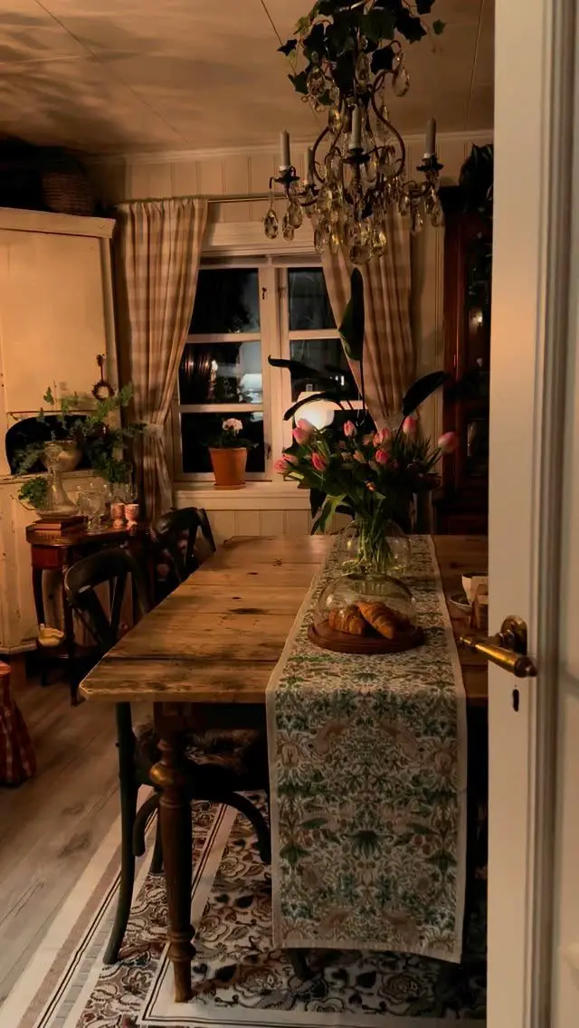 cozy cottage dining room