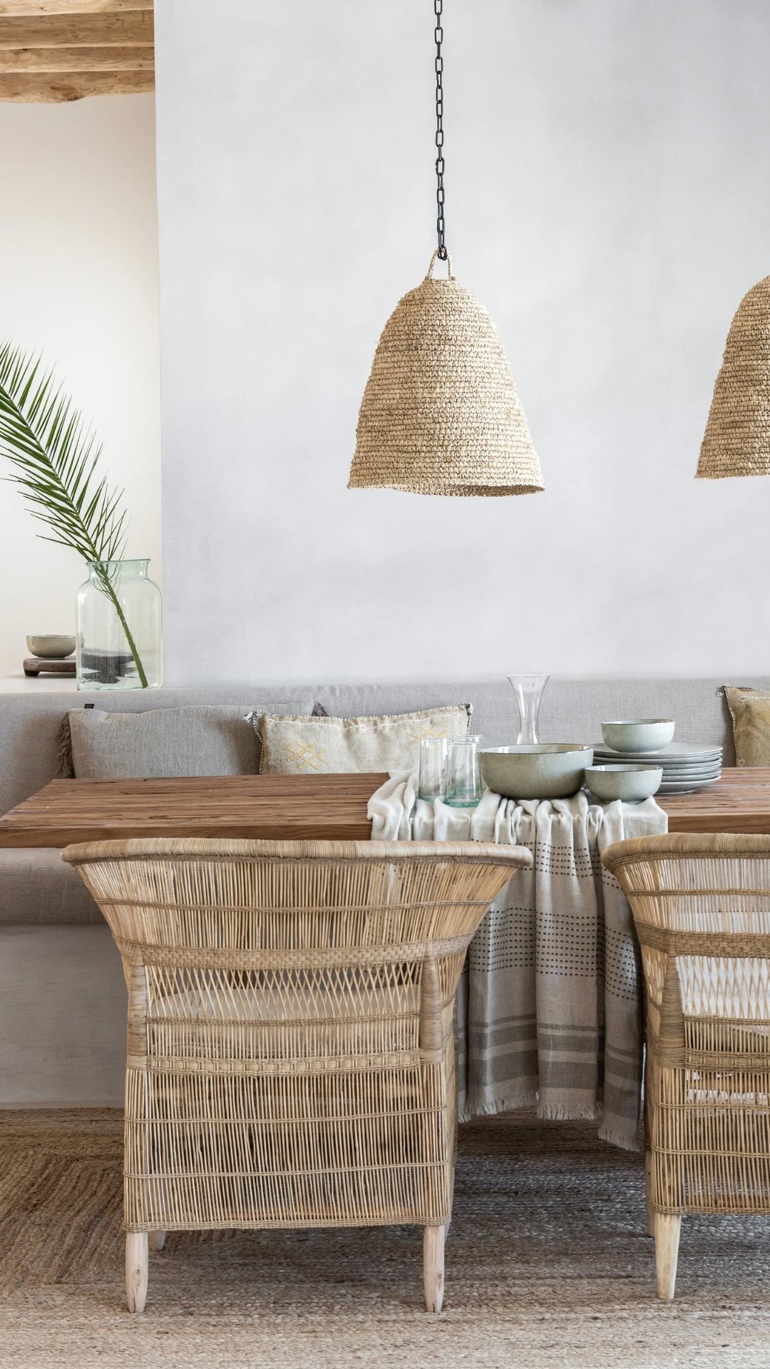 beach style dining room