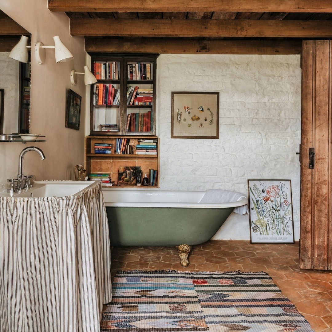 18 Stunning Clawfoot Tub Bathroom Ideas (With 18 Gorgeous Images To Inspire Your Next Makeover) 6 clawfoot tub bathroom