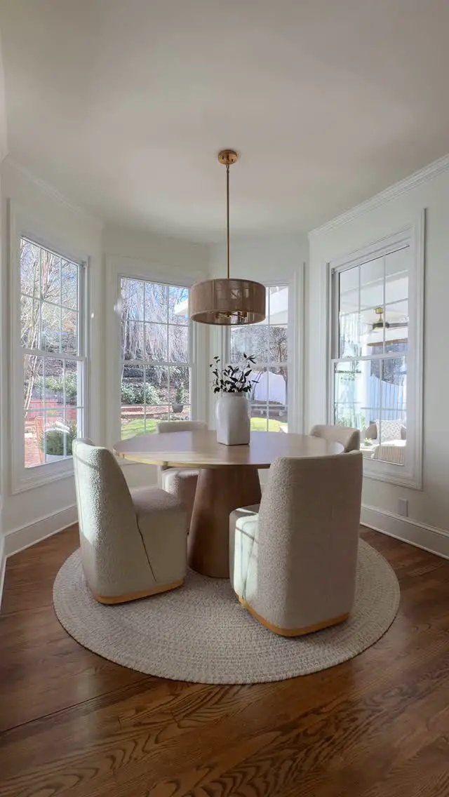 round dining table decor