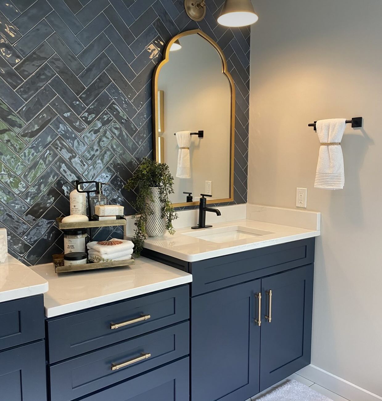 blue bathroom decor
