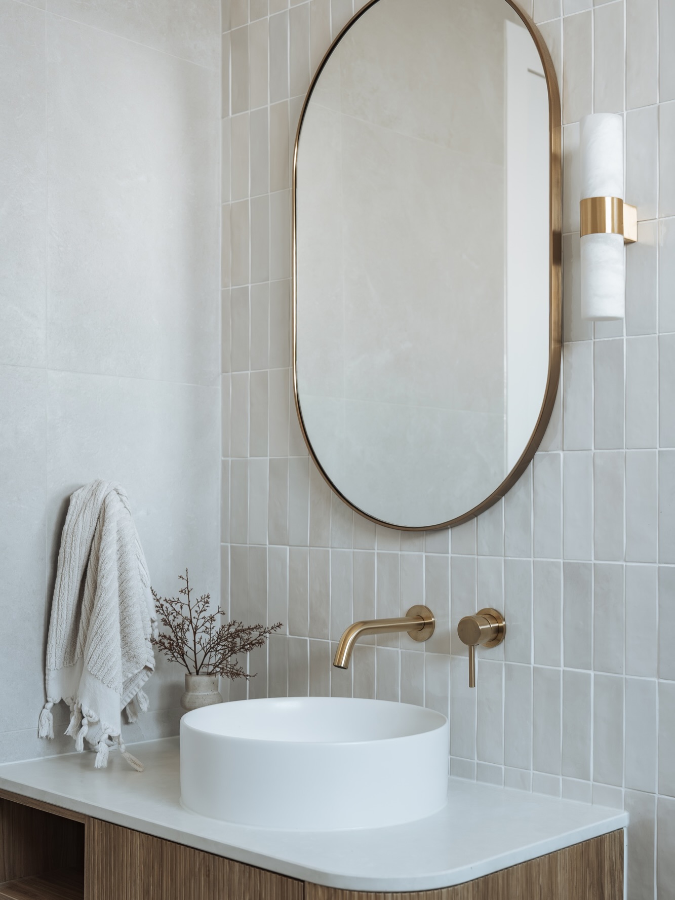 neutral bathroom decor