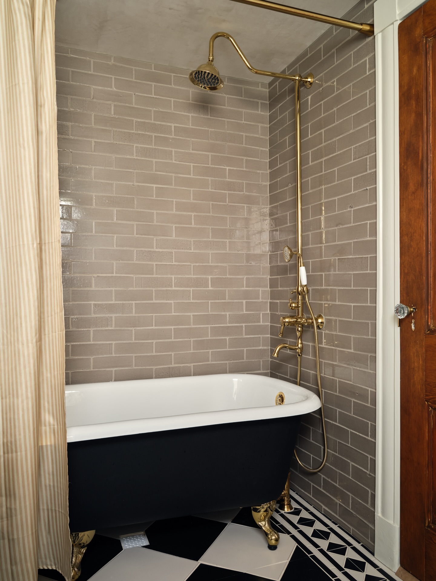 18 Stunning Clawfoot Tub Bathroom Ideas (With 18 Gorgeous Images To Inspire Your Next Makeover) 11 clawfoot tub bathroom