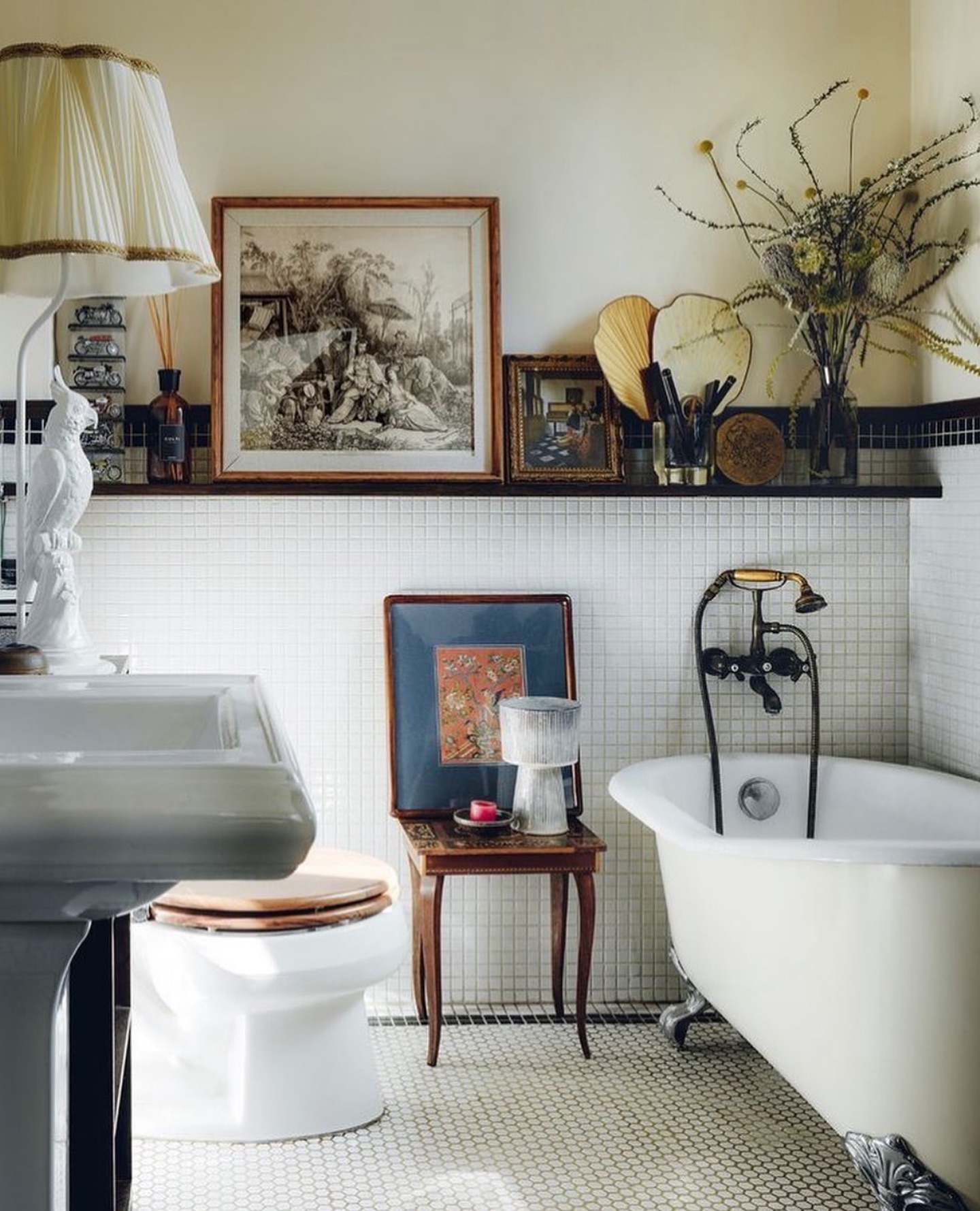 18 Stunning Clawfoot Tub Bathroom Ideas (With 18 Gorgeous Images To Inspire Your Next Makeover) 12 clawfoot tub bathroom