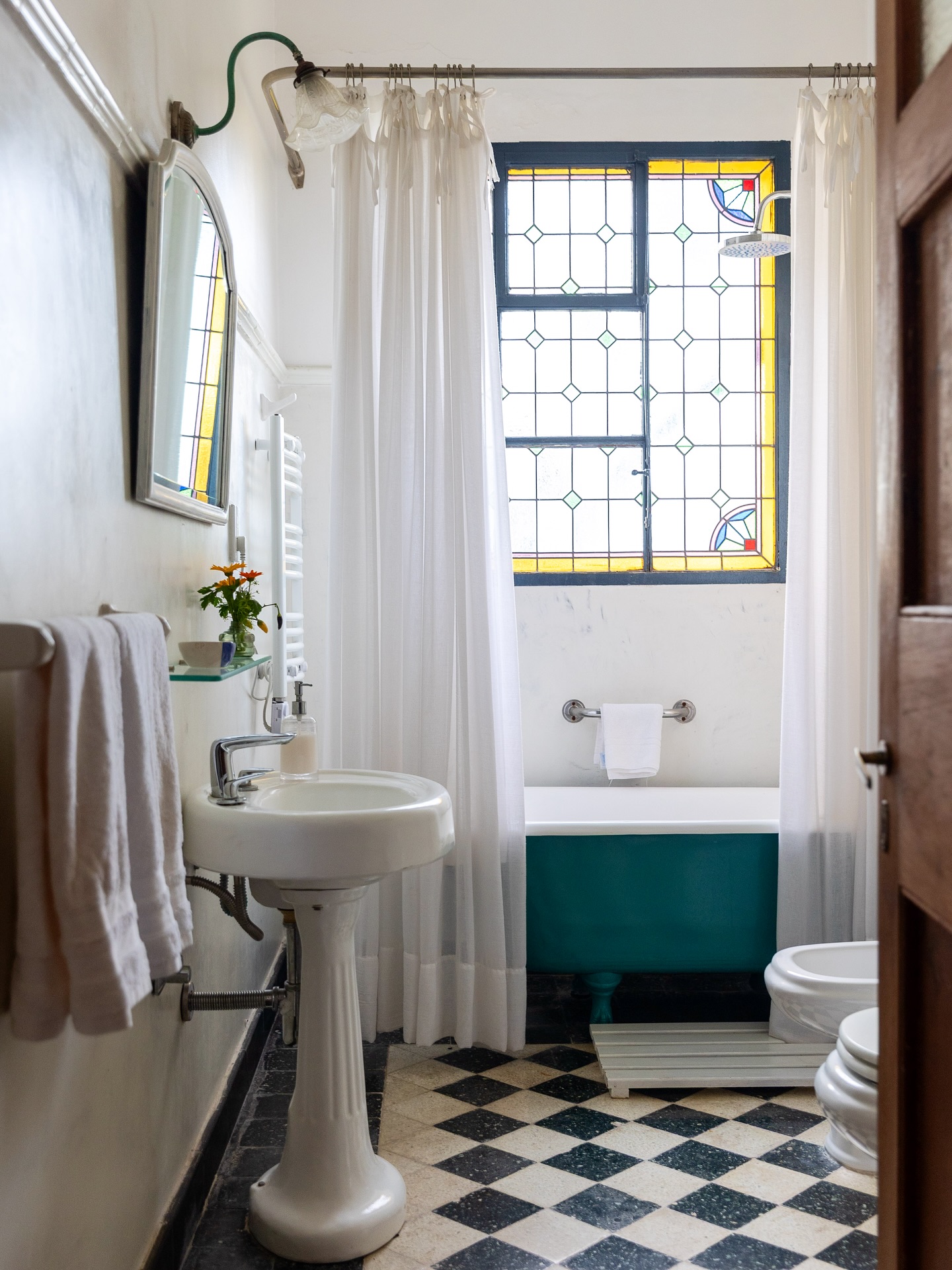 18 Stunning Clawfoot Tub Bathroom Ideas (With 18 Gorgeous Images To Inspire Your Next Makeover) 3 clawfoot tub bathroom