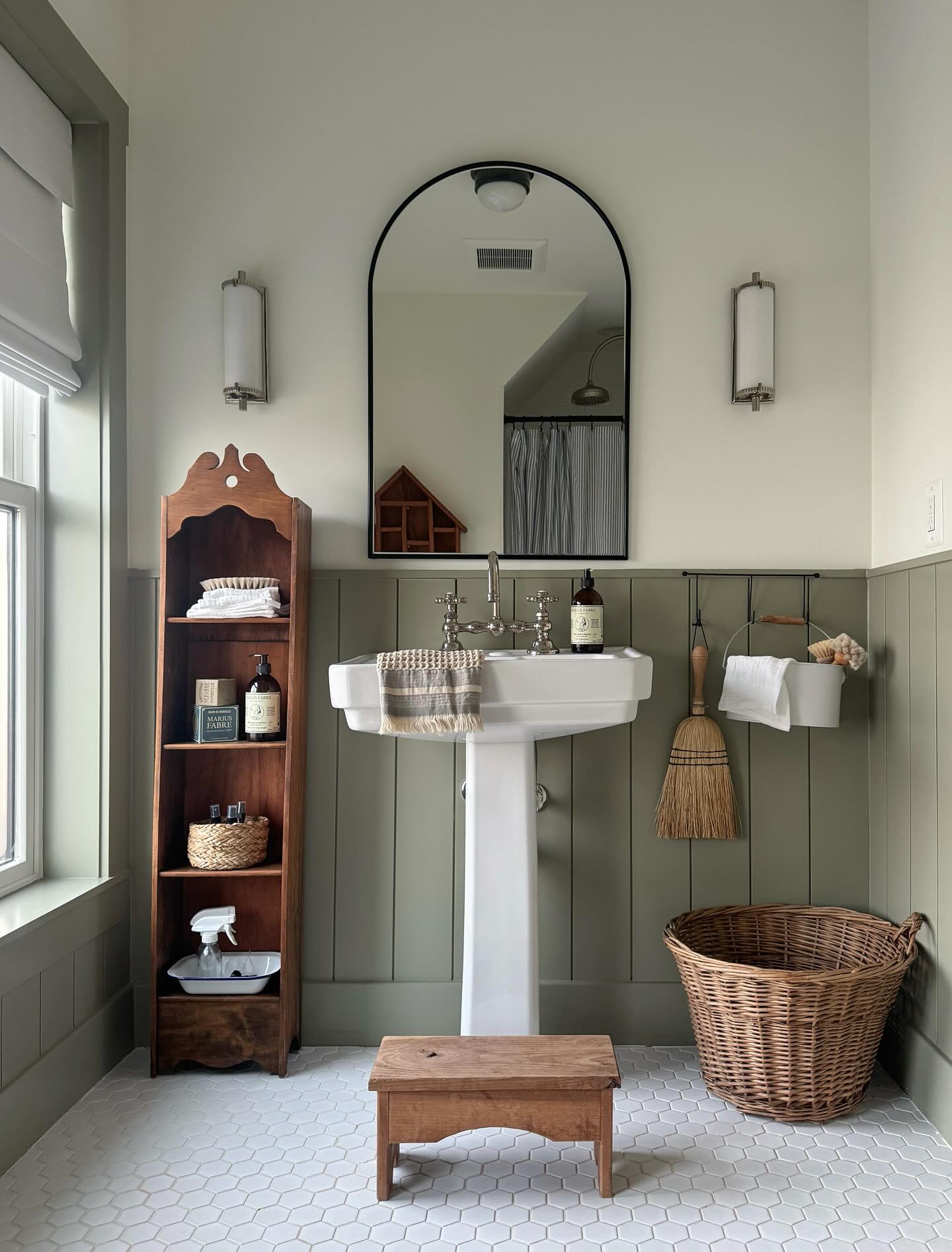 thrifted bathroom decor