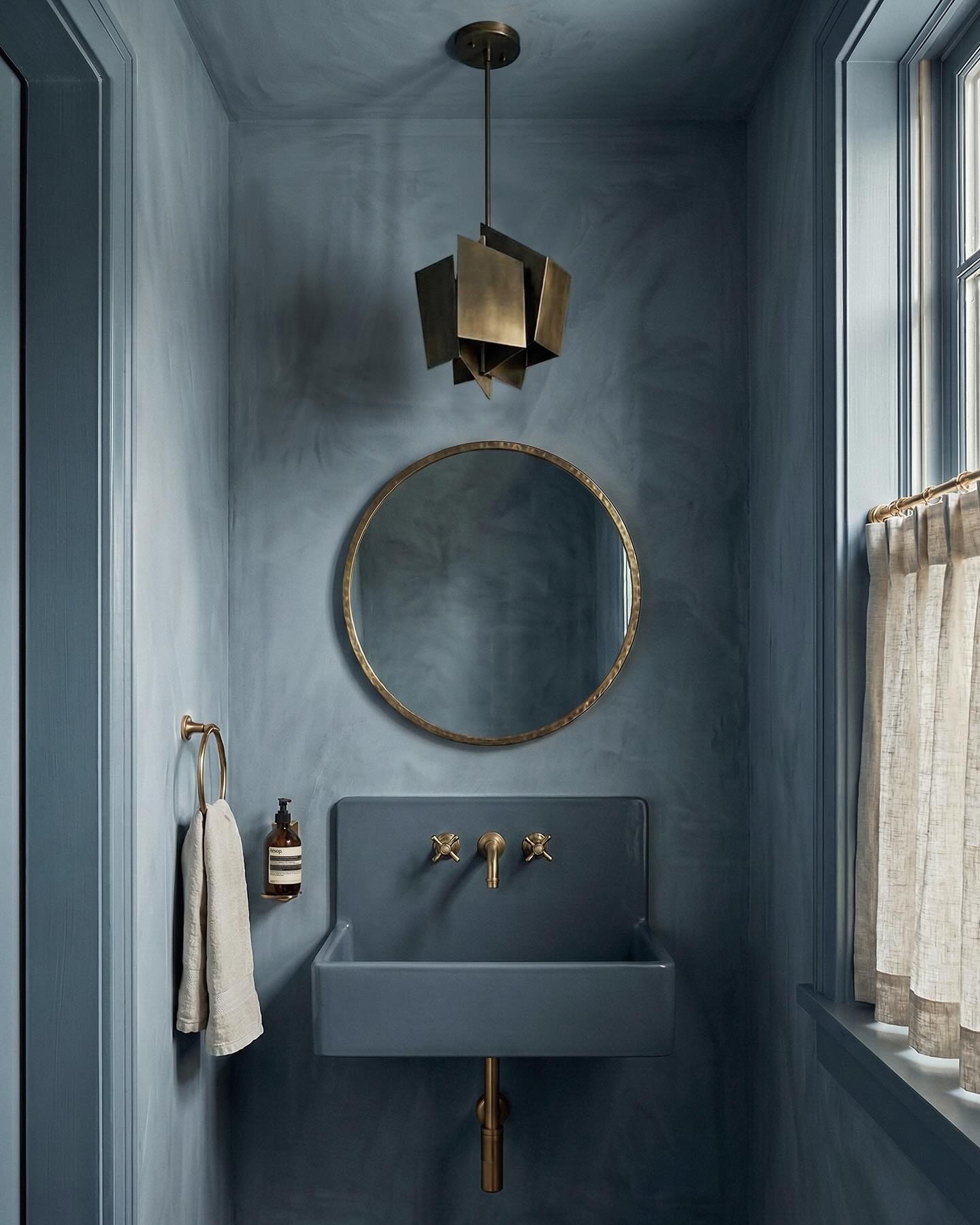 blue bathroom decor