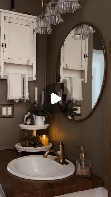 vintage bathroom decor