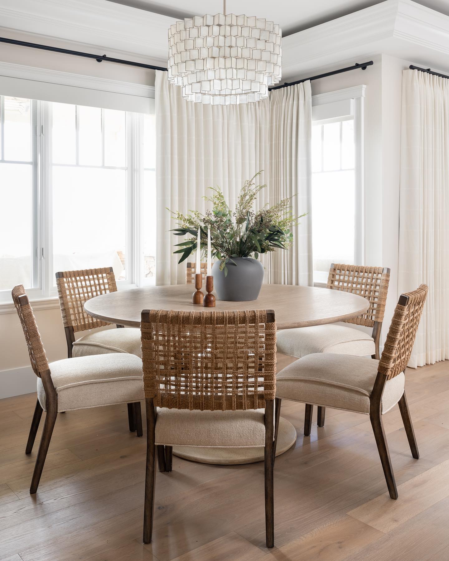 round dining table decor