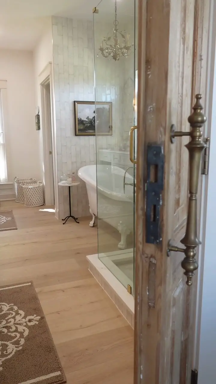 18 Stunning Clawfoot Tub Bathroom Ideas (With 18 Gorgeous Images To Inspire Your Next Makeover) 10 clawfoot tub bathroom