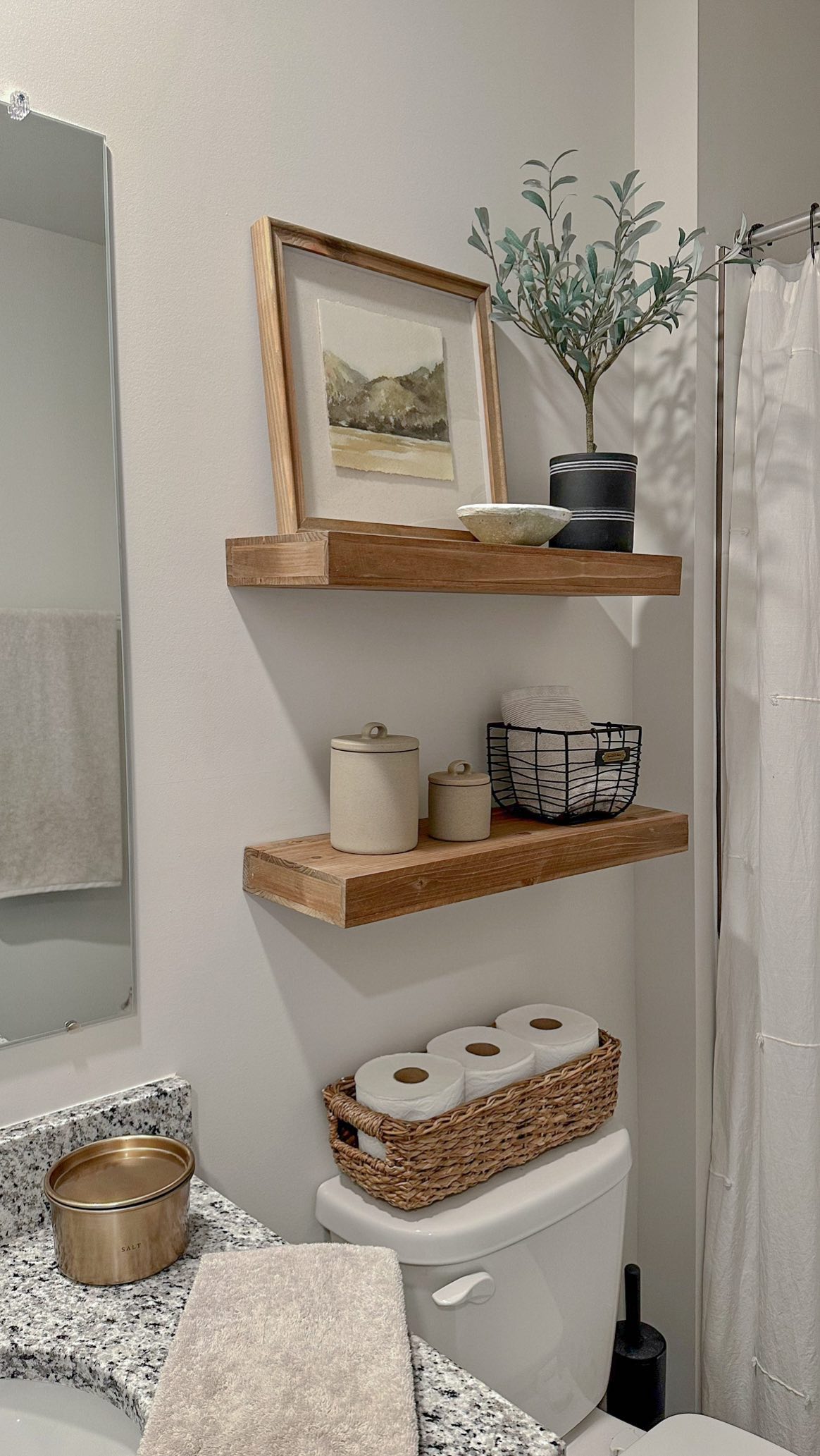 bathroom shelf decor