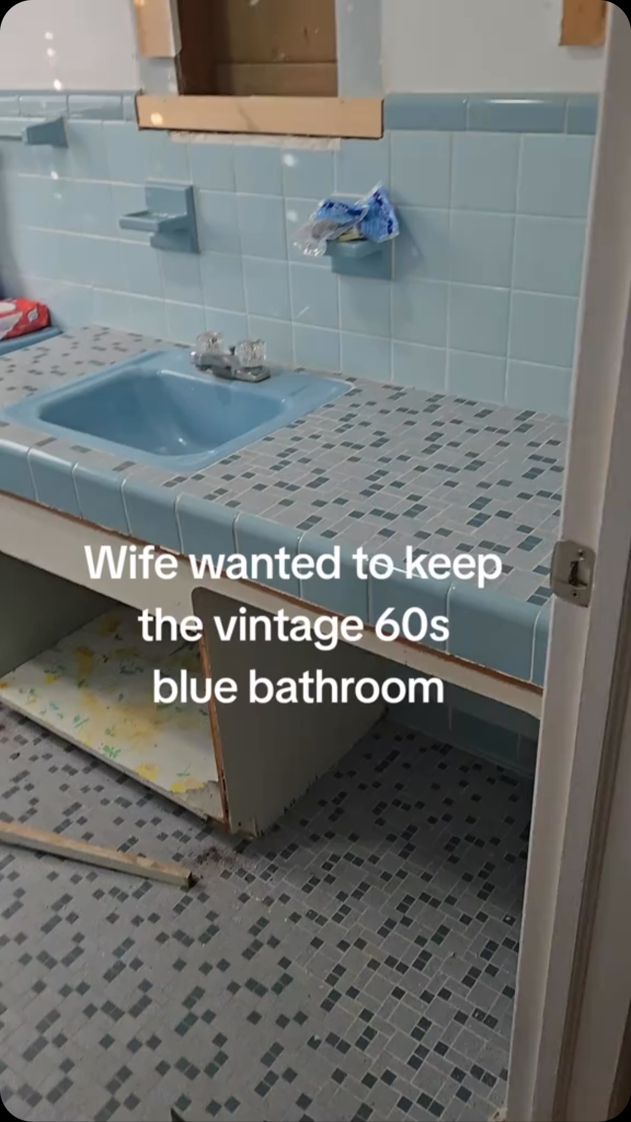 blue bathroom decor