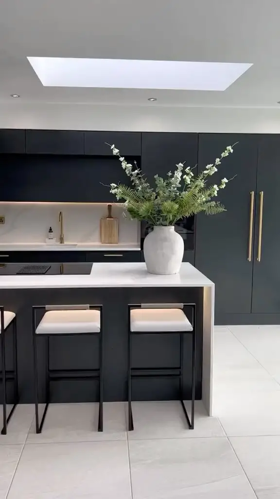 black and white apartment decor