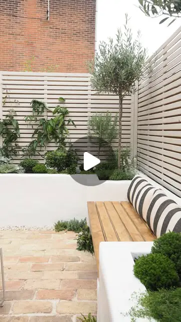 17 Garden Fence Decor Ideas To Transform Your Outdoor Space (17 Images) 3 garden fence decor