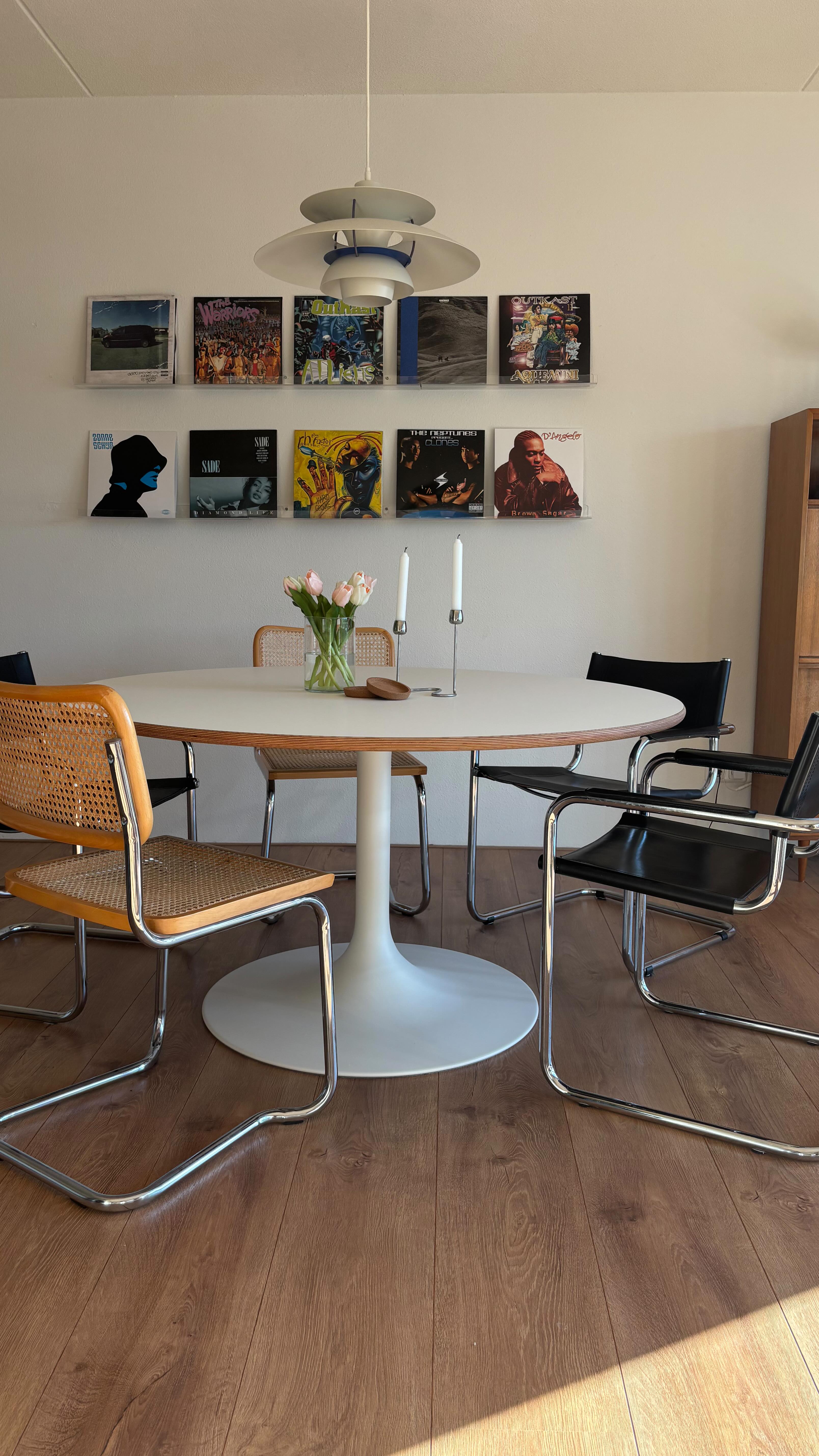 round dining table decor